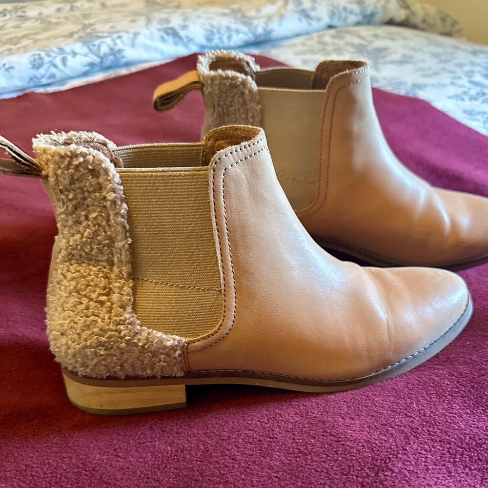 TOMS Ella Chelsea Ankle Boots Women's 7.5 Tan Brown Leather Teddy Sherpa Pull On